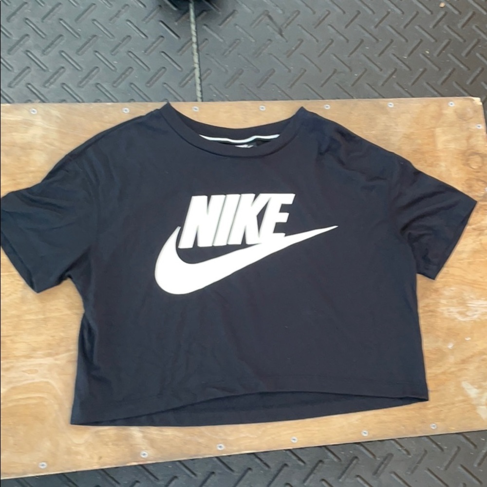 Nike Essential Cropped T-Shirt